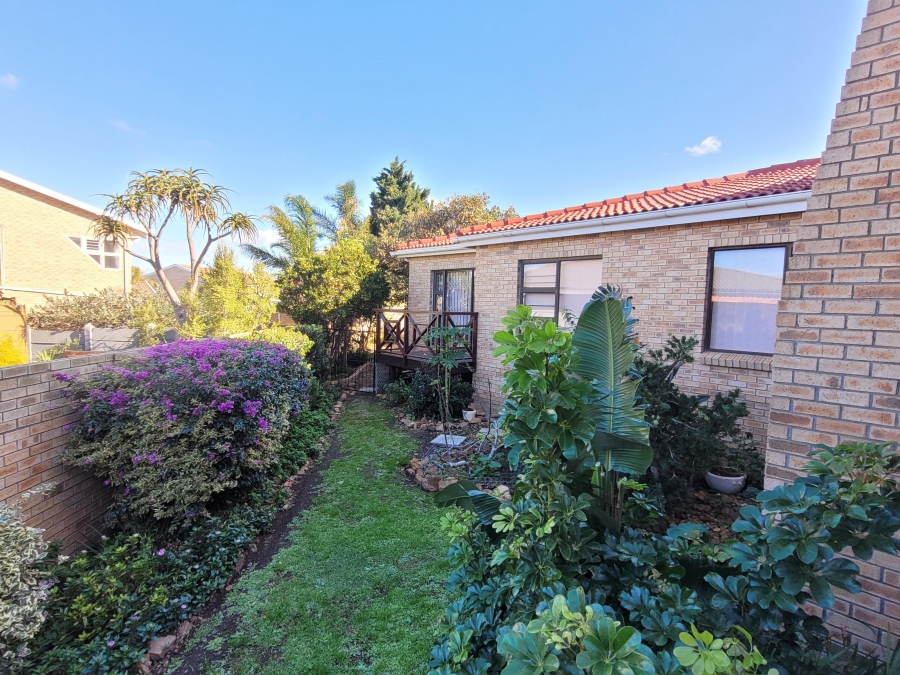 To Let 4 Bedroom Property for Rent in Wavecrest Eastern Cape